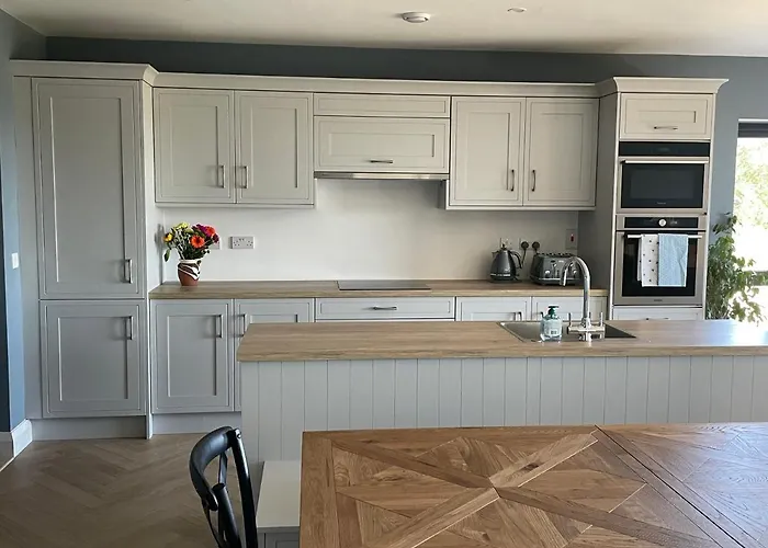 - Ballycotton Bay & Island View * Garryvoe